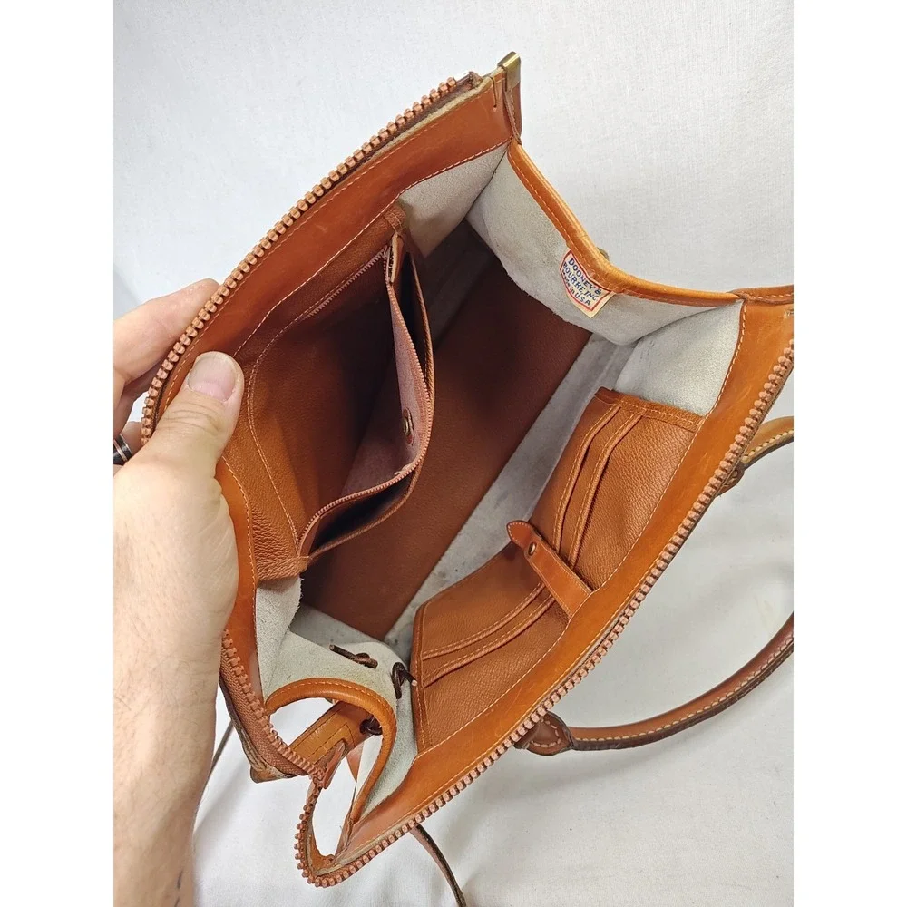 Dooney & Bourke item description